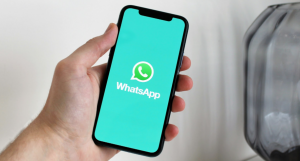 featured image cara mengunci whatsapp di hp android atau iphone