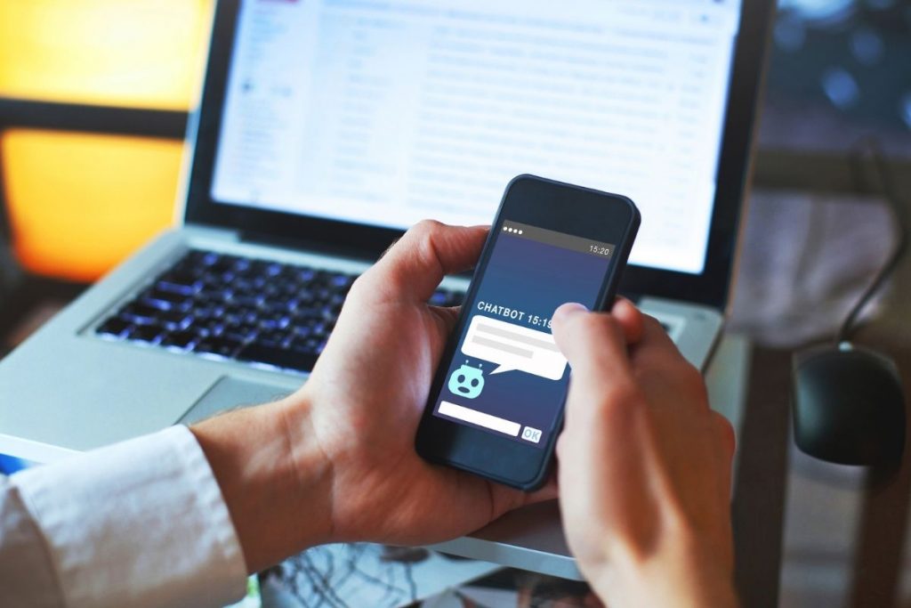 menggunakan aplikasi pihak ketiga di whatsapp