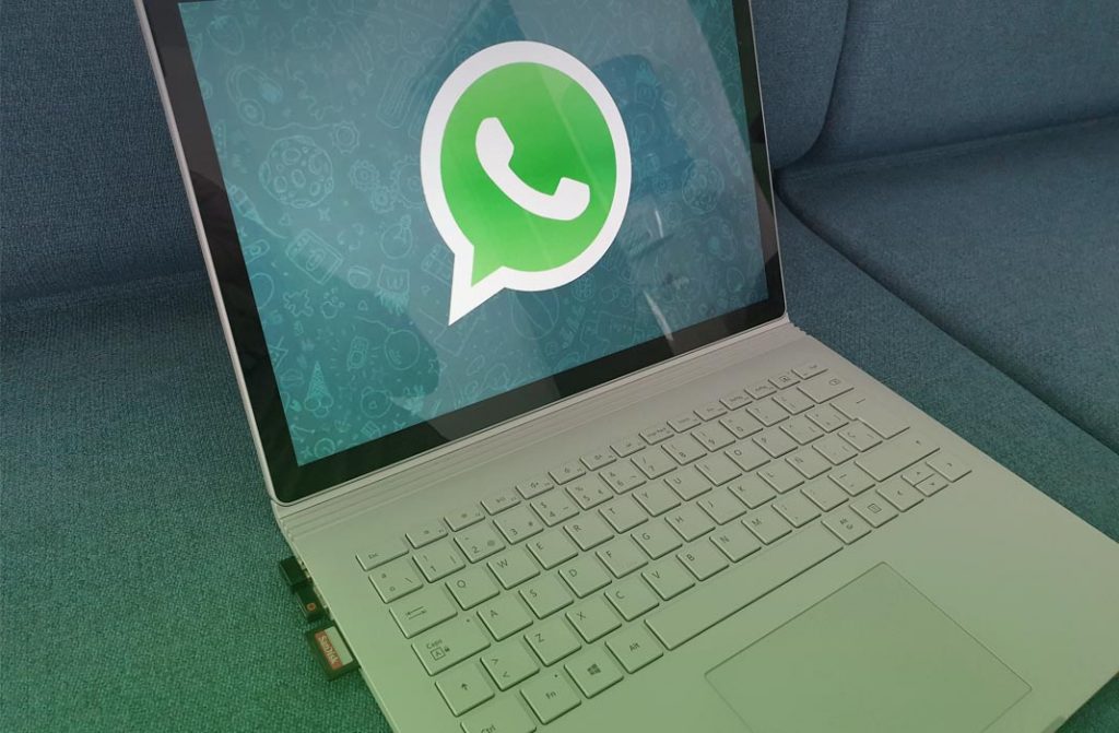 gambar laptop berisi whatsapp gateway