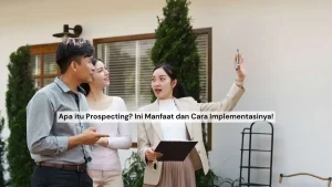 1 - Gambar seorang wanita yang sedang menunjukkan produk kepada dua orang