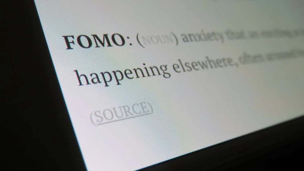 2 - Gambar definisi FOMO dari sebuah layar