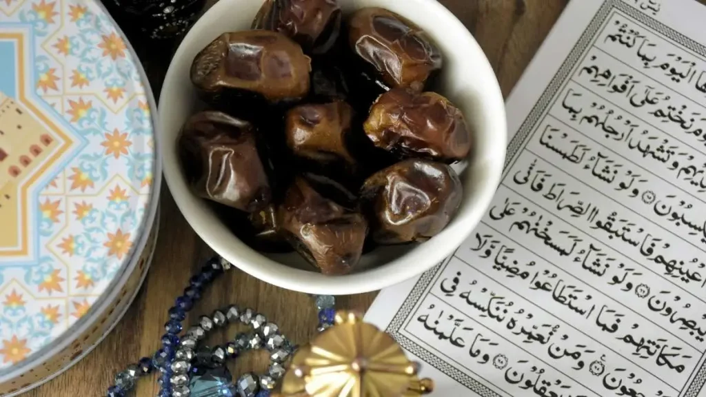 2 - Gambar kurma, tasbih, dan Alquran