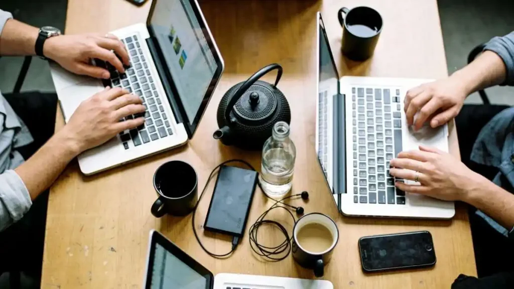 4 - Gambar beberapa orang bekerja bersama di satu meja