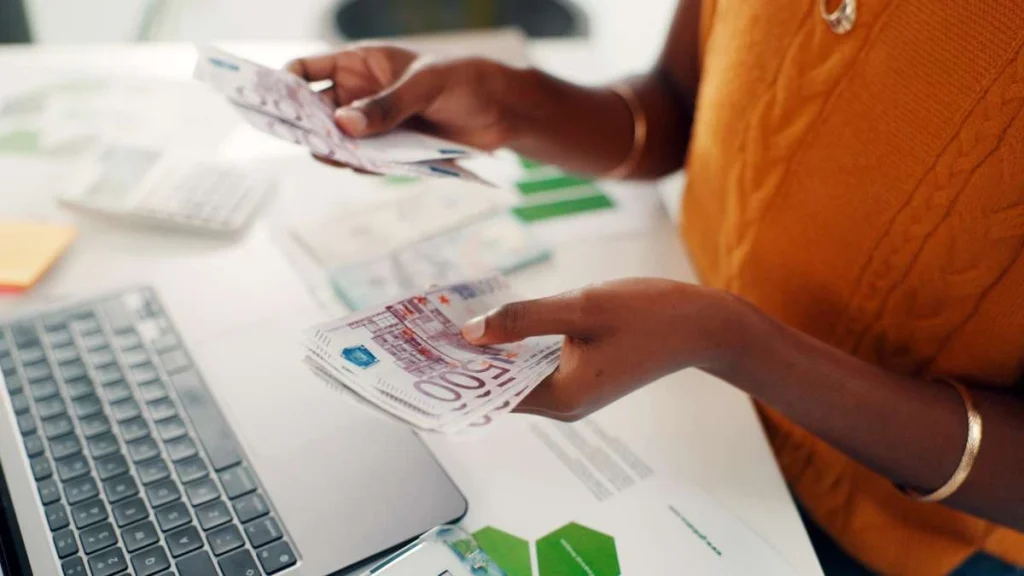4 - Gambar seseorang yang sedang memegang uang