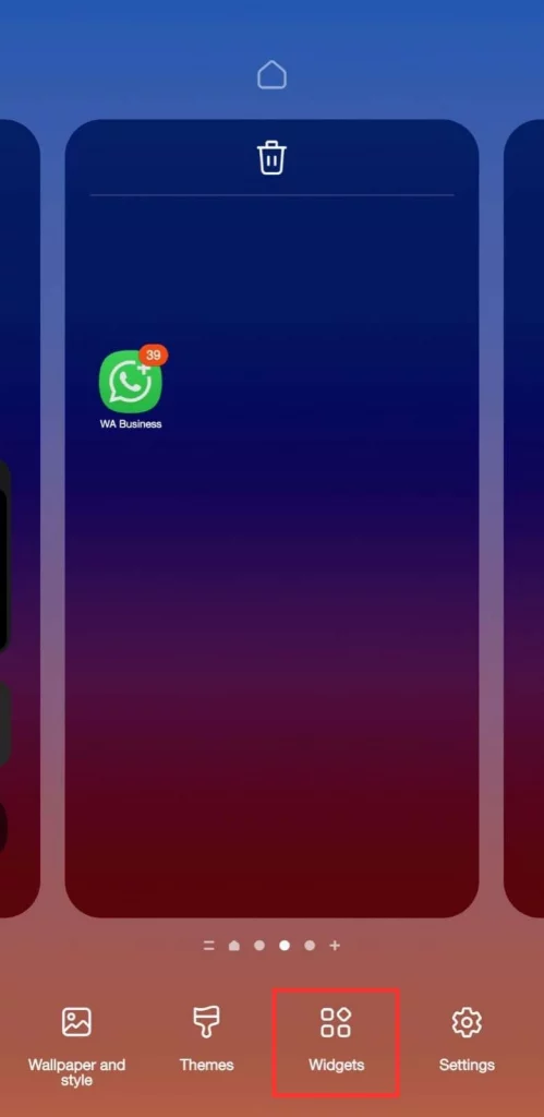 4 - Screenshot langkah di Android - Tekan dan tahan area kosong di bagian homescreen. Pilih menu Widget yang muncul di layar