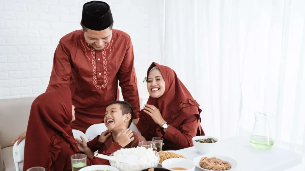 6 - Gambar keluarga yang memakai pakaian muslim sedang tertawa bersama