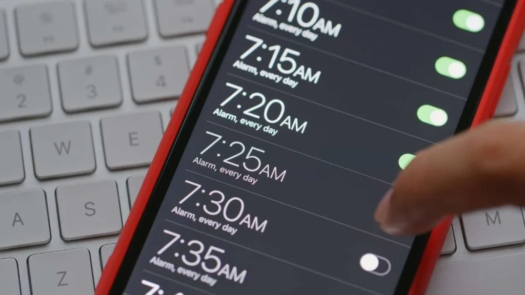 6 - Gambar ponsel dengan banyak alarm