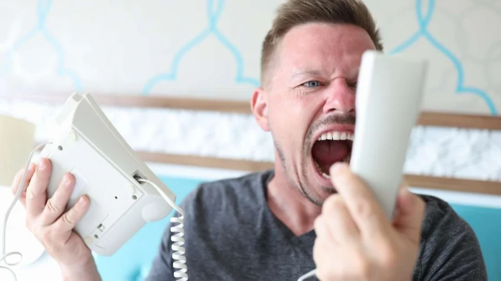 6 - Seorang pria yang berteriak di telepon