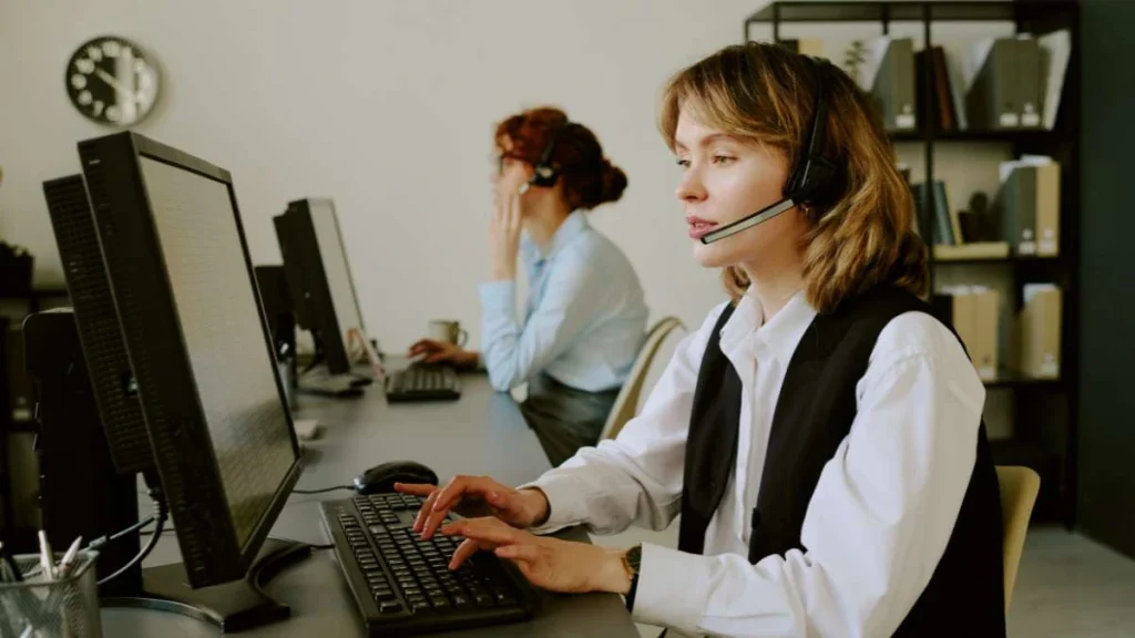 1 - Gambar dua customer service di depan PC