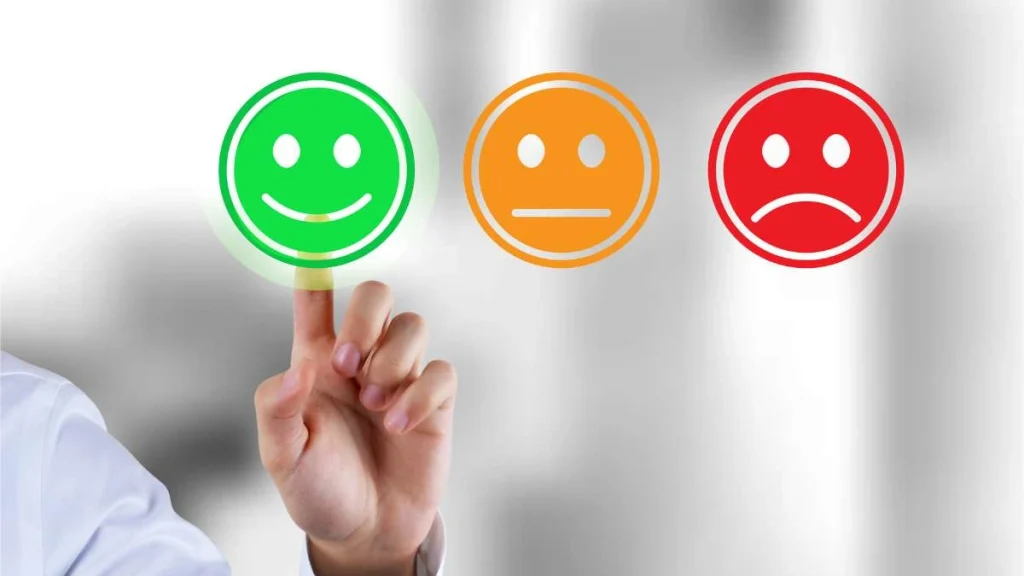 3 - Gambar ilustrasi seseorang dengan emoji tersenyum, netral, dan marah