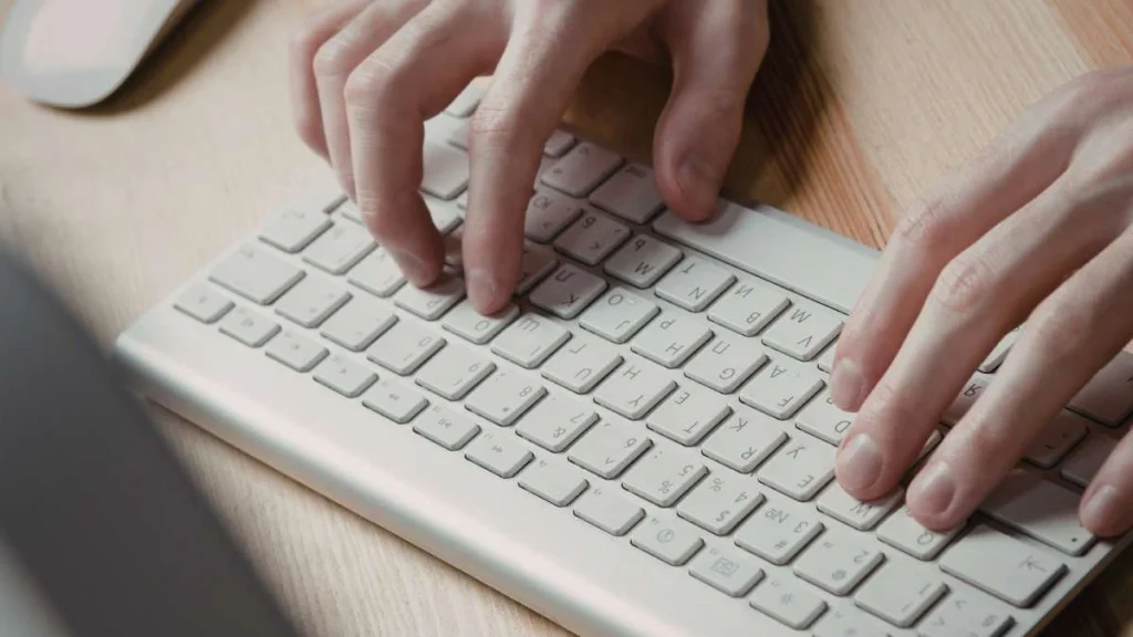 4 - Gambar seseorang sedang mengetik di keyboard
