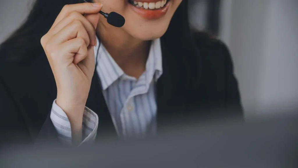 5 - Gambar seseorang yang tersenyum menggunakan earphone