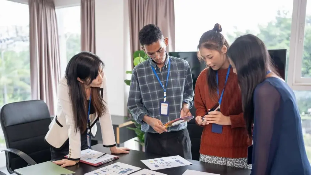 6 - Gambar beberapa orang yang sedang berdiskusi