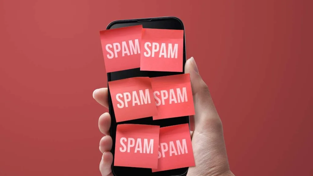7 - Gambar handphone yang ditempel kertas bertuliskan spam