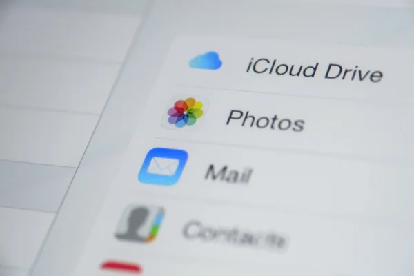 Ikon Apple iCloud icon di layar iPad