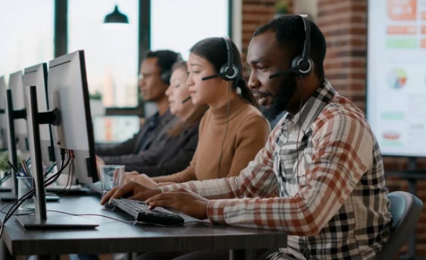 Beberapa staff call center sedang menangani komplain