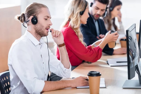 Beberapa staff customer service sedang bekerja di kantor