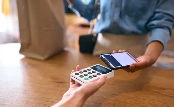 Customer membayar dengan metode contactless