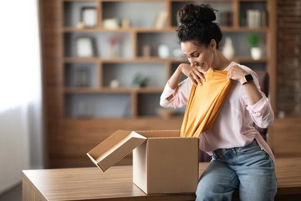 Customer senang setelah menerima paket