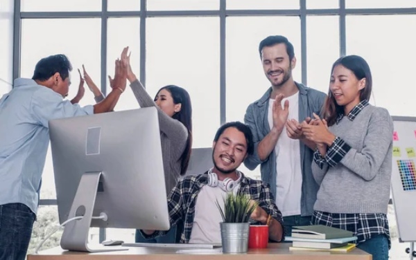 Diskusi tim marketing berjalan sukses