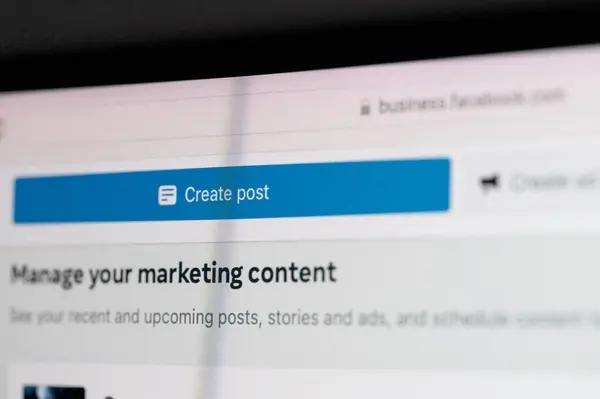 Halaman pembuatan postingan di Facebook Business