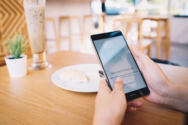Halaman registrasi akun WA di layar HP