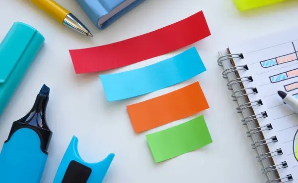 Kertas tempel warna-warni menggambarkan marketing funnel