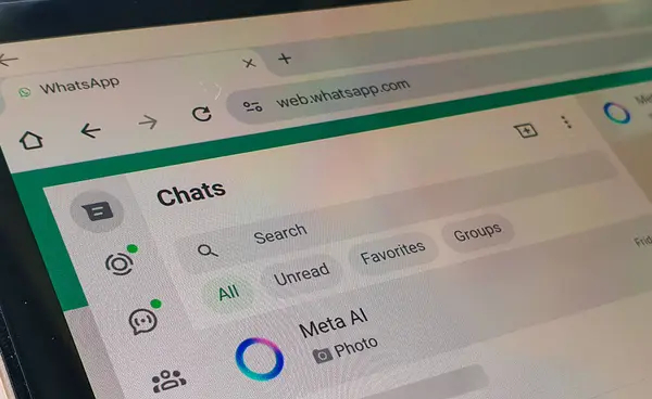 Layar laptop menampilkan WhatsApp Web