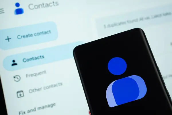 Logo Google Contacts ditampilkan di layar smartphone