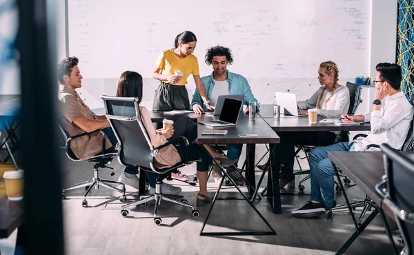 Meeting antartim sedang berjalan di kantor