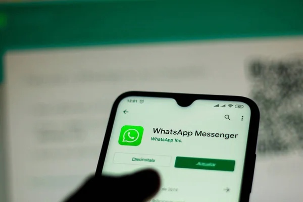 Membuka aplikasi WhatsApp di HP dan web