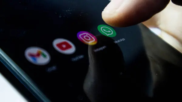Mengetuk ikon aplikasi WhatsApp