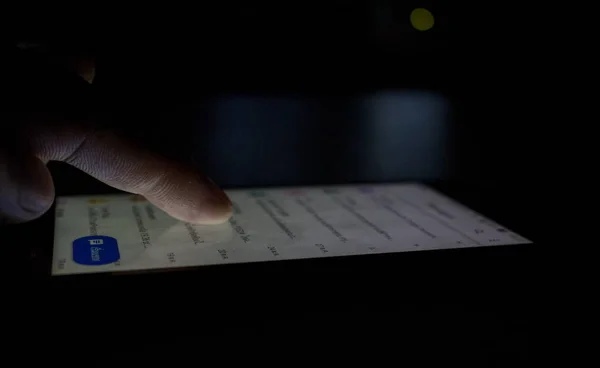 Menggulir layar HP di malam hari