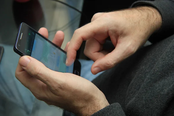 Menggulir layar HP untuk membaca ruang chat