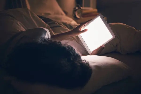 Menggunakan tablet di malam hari