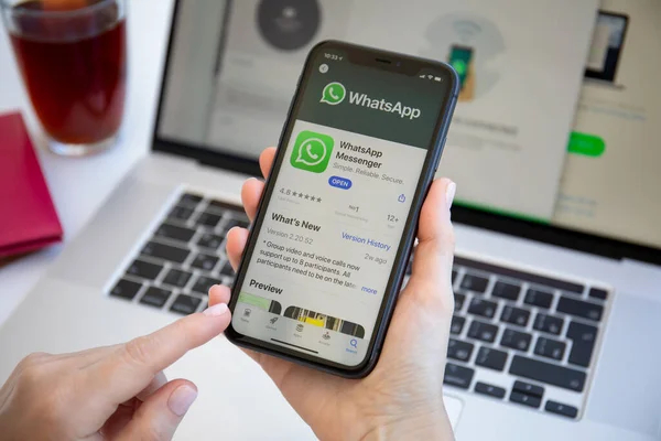 Mengunduh aplikasi WhatsApp Messenger