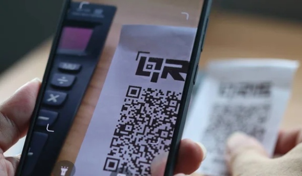 Scan pembayaran melalui QRIS
