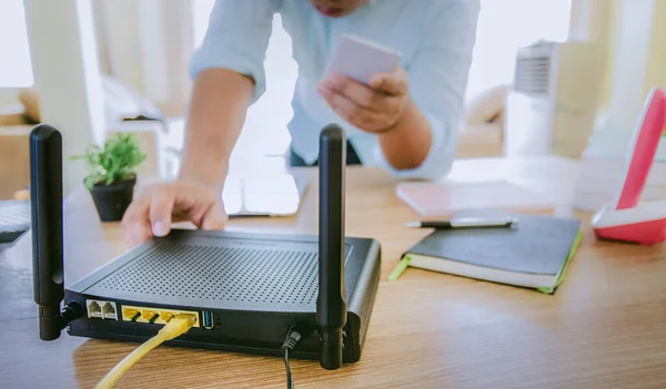 Seorang laki-laki sedang meninjau jaringan WiFi