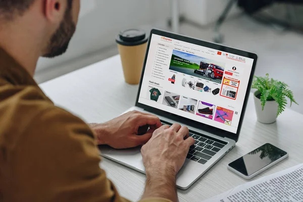Seorang laki-laki sedang menjelajahi ecommerce