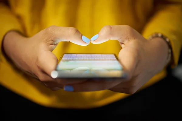 Seorang perempuan sedang mengetik sebuah chat di WA