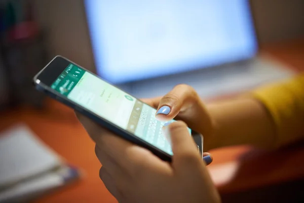 Seseorang sedang mengetik balasan chat di WhatsApp