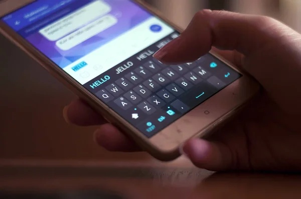 Seseorang sedang mengetik di ruang chat