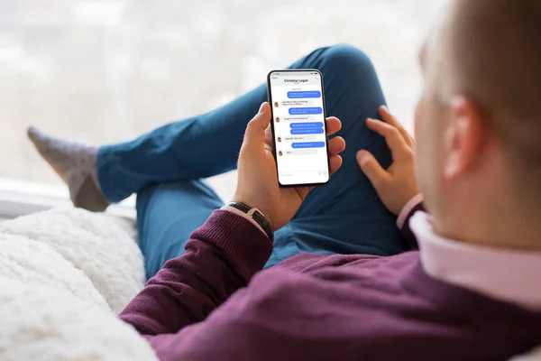 Seseorang sedang menggunakan aplikasi chatting di iPhone