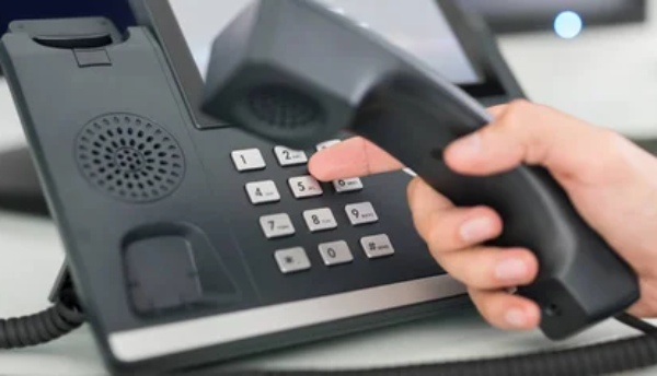 Staff call center sedang mengangkat telepon konsumen