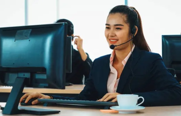 Staff customer support bekerja dengan menggunakan headset
