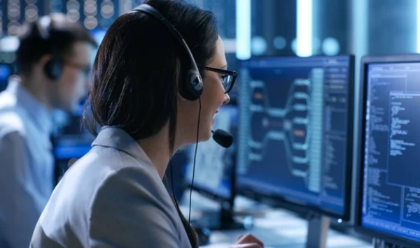 Staff technical support sedang menangani kendala customer