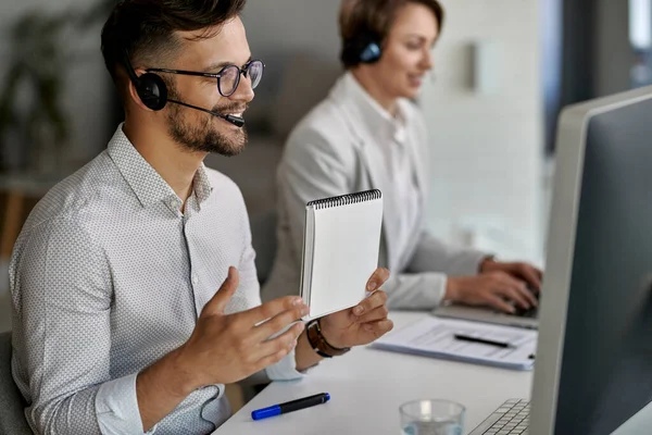Tim customer support sedang menyelesaikan masalah pelanggan
