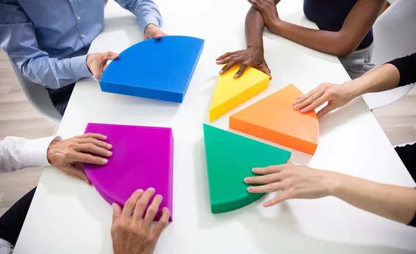 Tim marketing menyatukan puzzle berbentuk pie chart