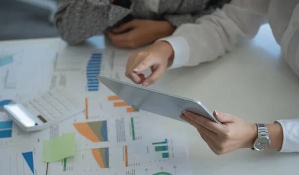 Tim marketing sedang menganalisis grafik