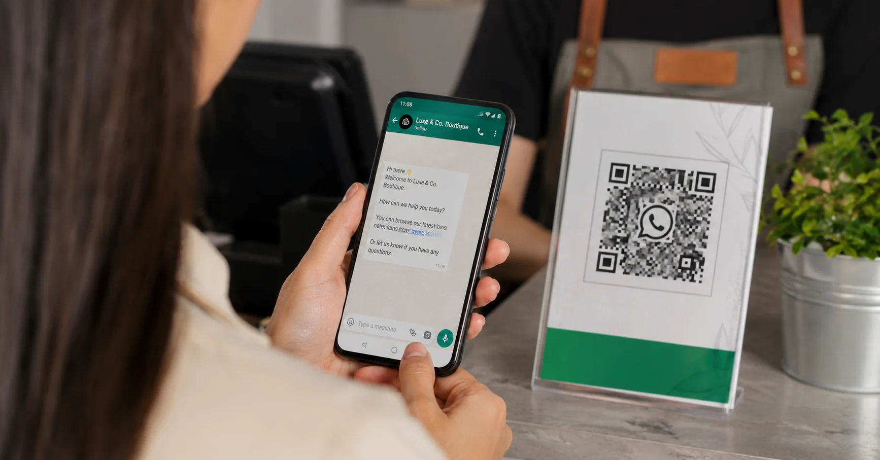 Ilustrasi pelanggan scan kode QR WhatsApp dan langsung masuk ke chat bisnis